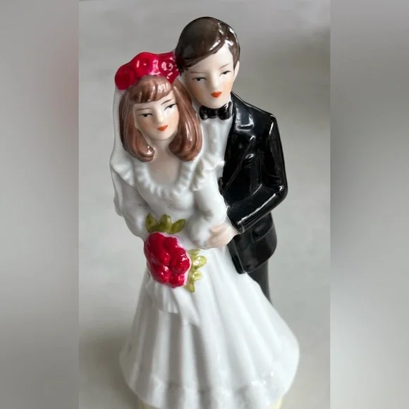 Vintage Bride and Groom Wedding Cake Topper - Picture 1 of 10